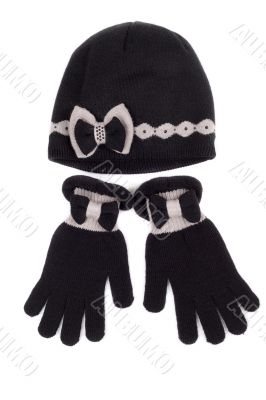 Set of pairs of gloves and knit hat