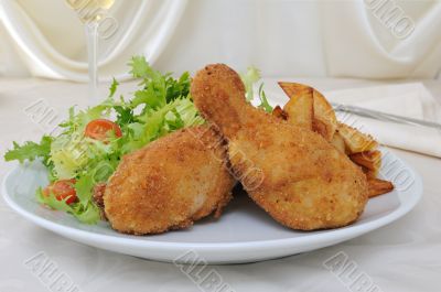 Chicken drumsticks with breadcrumbs with potatoes and salad