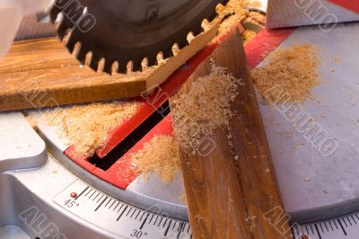 Wood cutting circular saw