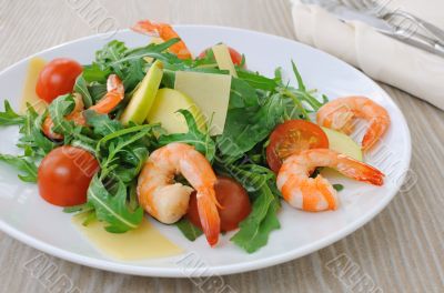Spicy salad of arugula with cherry tomatoes and shrimp