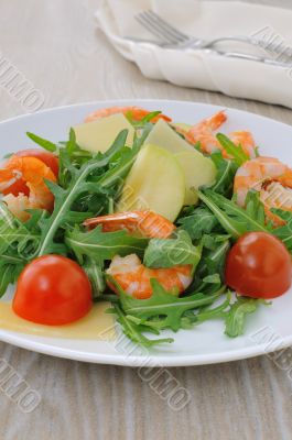 Spicy salad of arugula with cherry tomatoes and shrimp