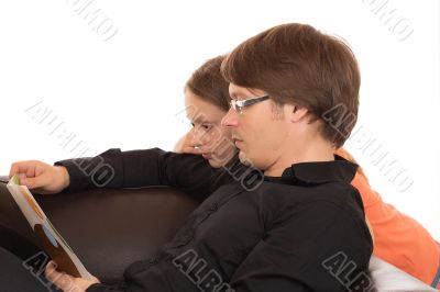 Father read a book with his â€‹â€‹daughter