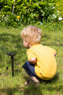 Kid interested by solar battery