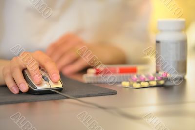 hand of doctor operating mouse 