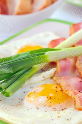  breakfast with bacon and fried eggs