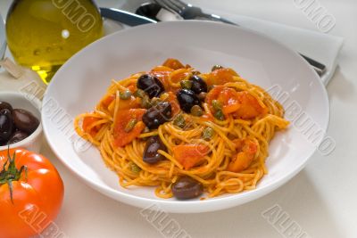 spaghetti pasta puttanesca