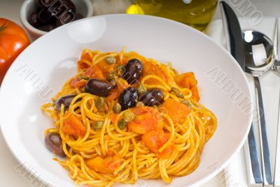 spaghetti pasta puttanesca