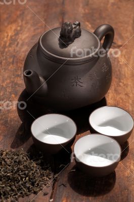 chinese green tea pot and cups