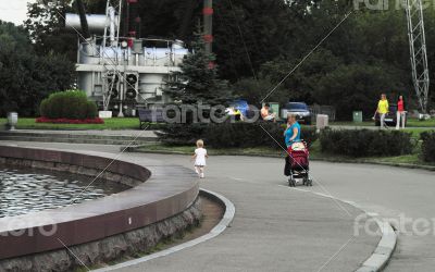 people have a rest in the Moscow Park