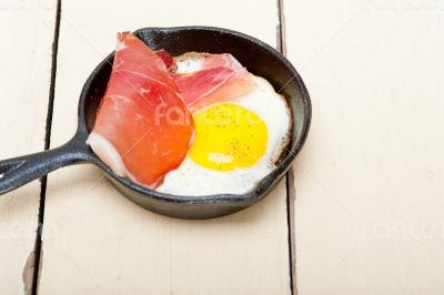 egg sunny side up with italian speck ham