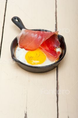 egg sunny side up with italian speck ham