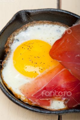 egg sunny side up with italian speck ham