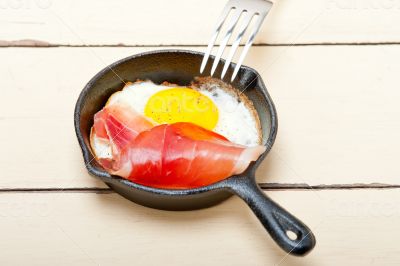 egg sunny side up with italian speck ham