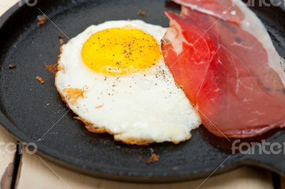 egg sunny side up with italian speck ham