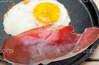 egg sunny side up with italian speck ham