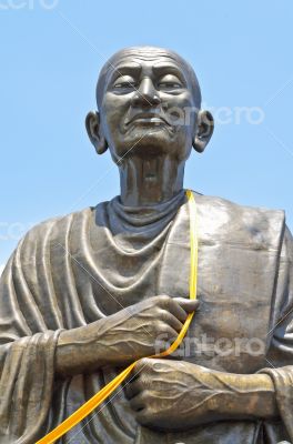 Large statue of Luang Pho To monks