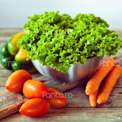 lettuce salad, tomatoes, bell pepper and carrots lettuce salad, tomatoes, bell pepper and carrots