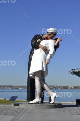 Statue of a sailor kissing a nurse picture