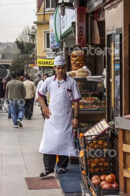 Istanbul, street dealer with the goods cart