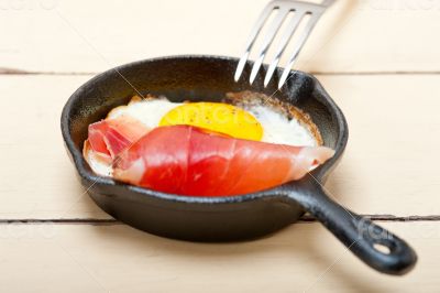 egg sunny side up with italian speck ham