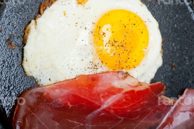 egg sunny side up with italian speck ham