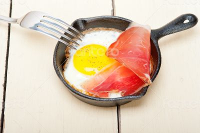 egg sunny side up with italian speck ham