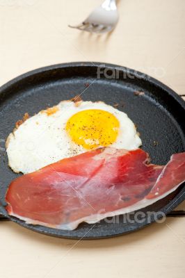 egg sunny side up with italian speck ham