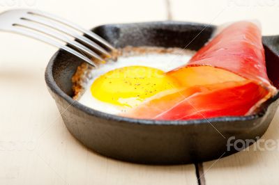 egg sunny side up with italian speck ham