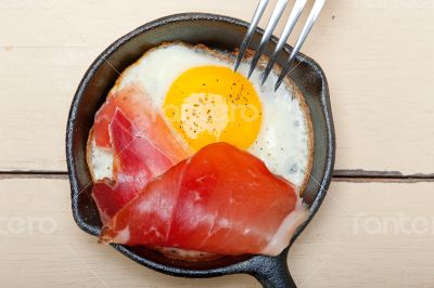 egg sunny side up with italian speck ham