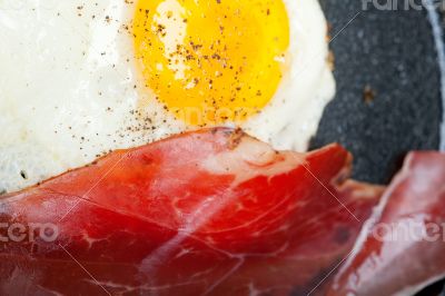 egg sunny side up with italian speck ham