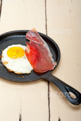 egg sunny side up with italian speck ham