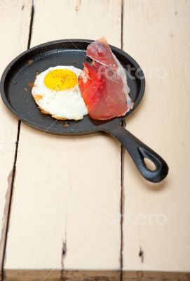 egg sunny side up with italian speck ham