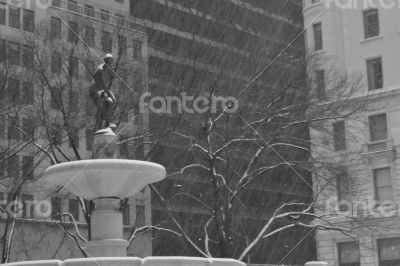 Pulitzer Fountain with the snow in movement