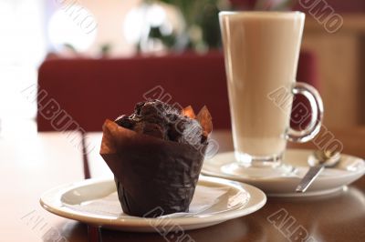 chokolate muffin and coffee latte