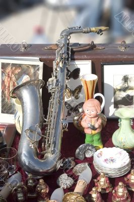 ANTIQUE MARKET Old saxophone