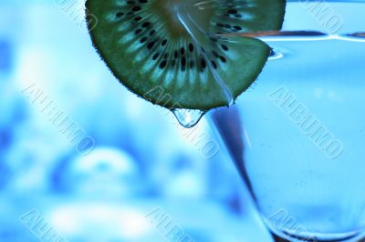 Glass with a plate kiwi