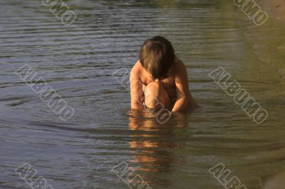child on rhe sea