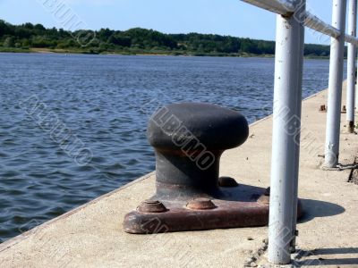 Ships tethering post