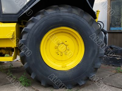Tractor wheel