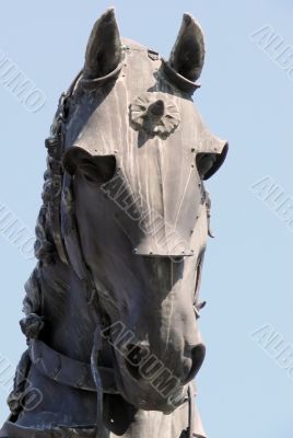 Fighting horsea head-statue detail