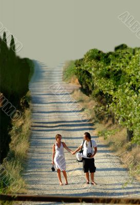 Paar spaziert | couple is having a walk