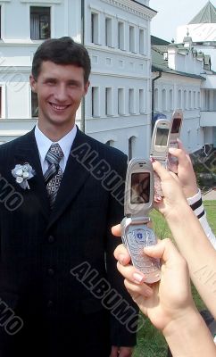 Groom’s photo session with cameraphones