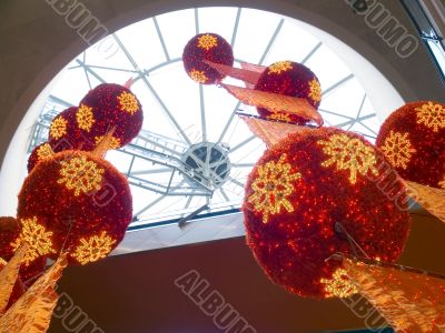 Celebratory christmas ornament with spheres