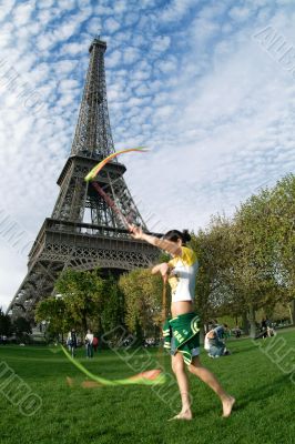 artist at eiffel tower