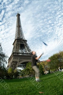 artist at eiffel tower
