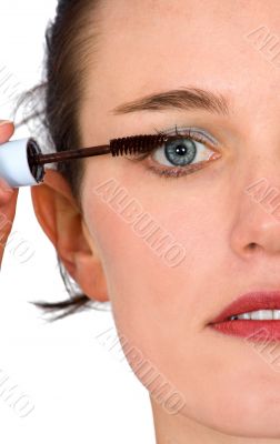 applying mascara 2