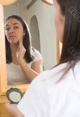 bride applying make up 2
