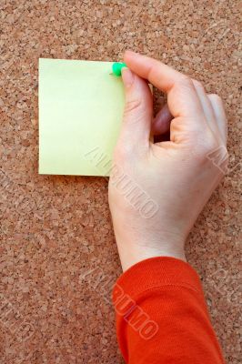 placing note in the cork board