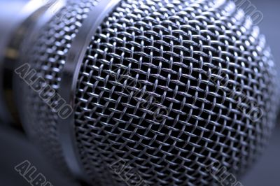 Blue-toned microphone head (grille)