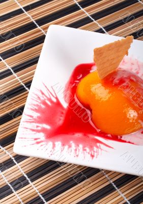 Dessert with peach, cracker and cream